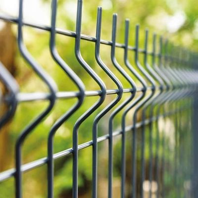 Customisable 3.8mm Wire Diameter 50×100mm Mesh Peach Post 3D Curved Fence untuk Perimeter Villa Perlindungan